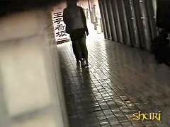 Hot babe got shuri sharked inside of a pedestrian passage
