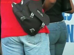 Hot darling in tight jeans and cameltoe street candid