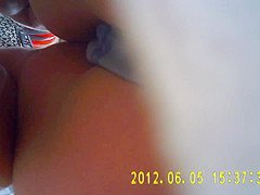 Loirinha de sainha sentando na camera