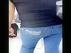 Mientras escuchan ventaneando yo me saboreo esta nalga