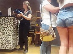 Nena con gorro y gran culo – chick with cap showing big ass