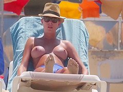 NICE BOOBS ON THE BEACH ( 2)