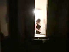 She shows a magnificent spectacle to his neighbor .
