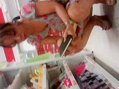 Upskirt – Milf – Coroa agachada mostrando tudo