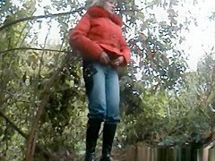Mature woman piss in the bushes